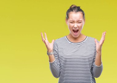 İzole arka plan çılgın ve kızgın bağırarak ve agresif ifade ve silah kaldırdı bağırmaya genç güzel beyaz bir kadın. Hayal kırıklığı kavramı.