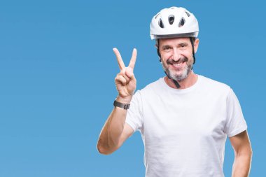 Bisiklet Emanet helment giyen orta yaş üst düzey ağarmış bisikletçi adam arka plan mutlu yüz zafer işareti yaparken kameraya göz kırpıyor ile gülümseyen izole. İki numaralı.