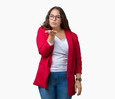 Artı boyutu genç iş kadını güzel üzerinde şık ceket ve gözlük takan bir öpücük el ile güzel ve seksi olmak hava üfleme kamera bakarak arka plan izole. Aşk ifade.