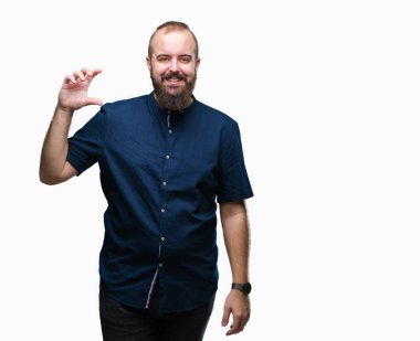 İzole arka plan gülümseyen ve boyutu işaret parmaklı ararken ve kamera işi el ile kendinden emin eller genç beyaz hipster adam. Ölçü kavramı.