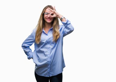 Gülümseyen, parmakları ile mutlu yüz üzerinden seyir göz el ile ok jest yapıyor izole arka plan üzerinde gözlük takan genç güzel sarışın iş kadını.