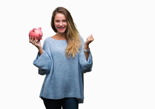 Jonge Mooie Blonde Vrouw Houdt Piggy Bank Geïsoleerde Achtergrond Schreeuwen — Stockfoto