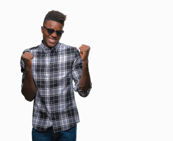 年轻的非洲裔美国人戴着太阳镜在孤立的背景下非常高兴和兴奋做胜利者的手势与手臂举起 微笑和尖叫的成功 庆祝概念 — 图库照片