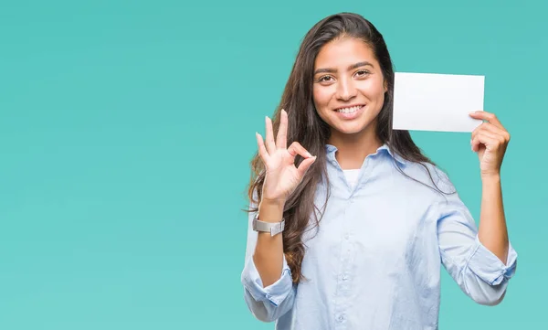Jovem Árabe Mulher Segurando Cartão Branco Sobre Fundo Isolado Fazendo — Fotografia de Stock