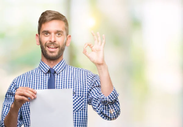 Joven Hombre Guapo Sosteniendo Papel Blanco Sobre Fondo Aislado Haciendo —  Fotos de Stock