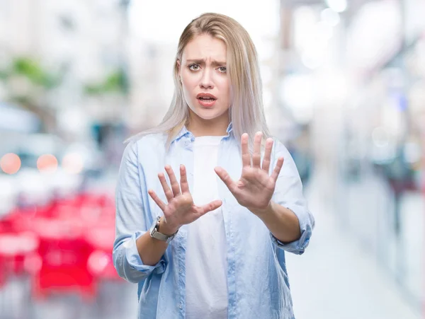 Jeune Femme Blonde Sur Fond Isolé Effrayée Terrifiée Par Expression — Photo