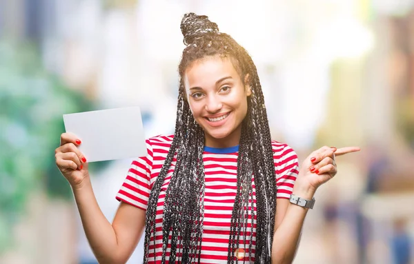 Jovem Afro Americana Segurando Cartão Branco Sobre Fundo Isolado Muito — Fotografia de Stock