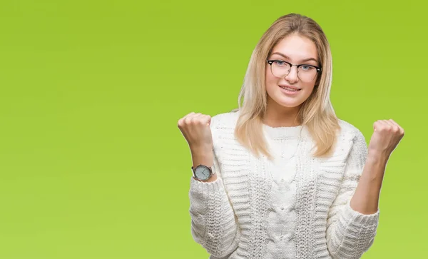 Giovane Donna Caucasica Indossa Occhiali Sfondo Isolato Celebrando Sorpreso Stupito — Foto Stock