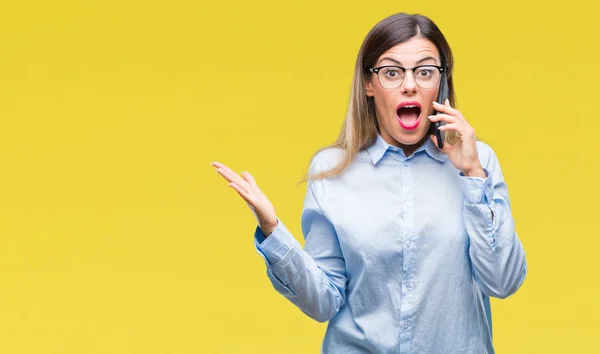 Jonge Mooie Zakenvrouw Spreken Bellen Met Smartphone Geïsoleerd Achtergrond Erg — Stockfoto