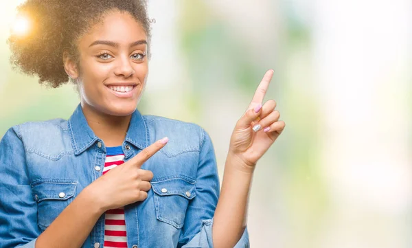 Jonge Afro Amerikaanse Vrouw Geïsoleerde Achtergrond Glimlachen Kijken Naar Camera — Stockfoto