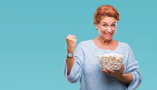 Atrractive Anziana Donna Rossa Caucasica Mangiare Popcorn Sfondo Isolato Urlando — Foto Stock