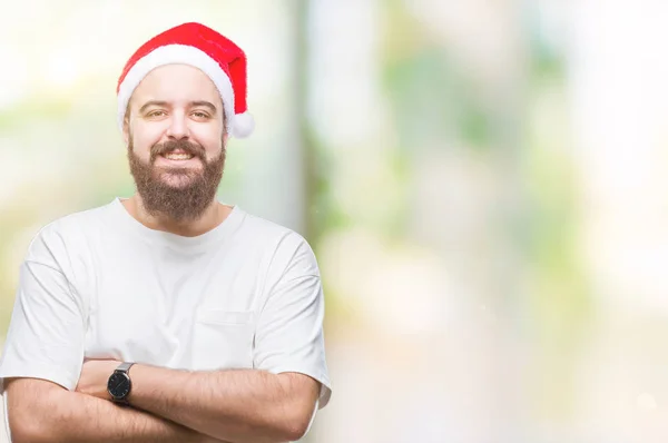若い白人ヒップ男上クリスマスの帽子をかぶっては 幸せそうな顔で笑顔組んだ腕のカメラを見て背景を隔離しました 肯定的な人 — ストック写真