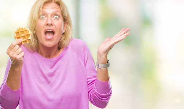 Blonde Vrouw Van Middelbare Leeftijd Zoete Wafel Eten Geïsoleerd Achtergrond — Stockfoto