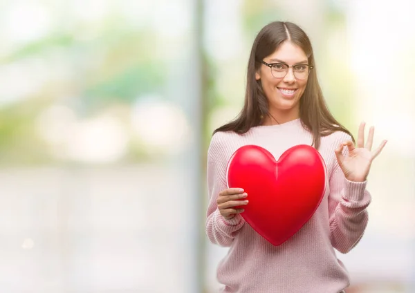 Mujer Hispana Joven Sosteniendo Corazón Amor Haciendo Signo Con Los — Foto de Stock