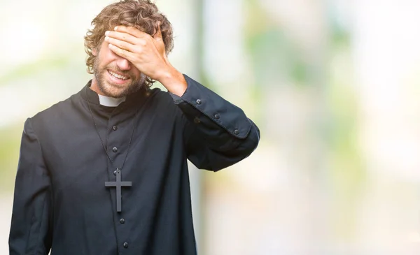 Bello Ispanico Cattolico Prete Uomo Sfondo Isolato Sorridente Ridente Con — Foto Stock