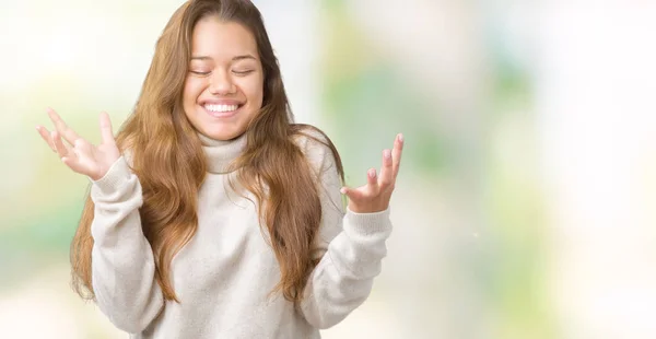 Mujer Morena Hermosa Joven Con Jersey Cuello Alto Sobre Fondo —  Fotos de Stock