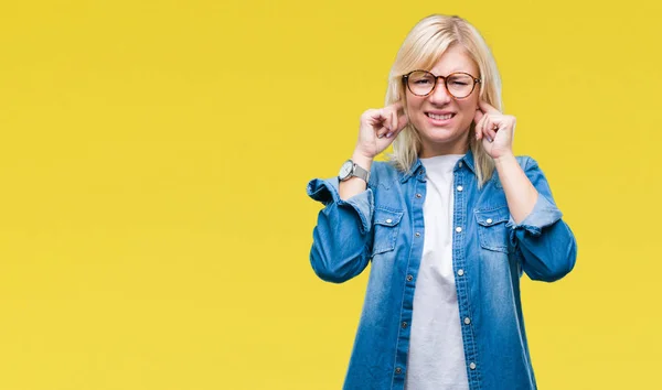 Joven Mujer Rubia Hermosa Con Gafas Sobre Fondo Aislado Cubriendo — Foto de Stock