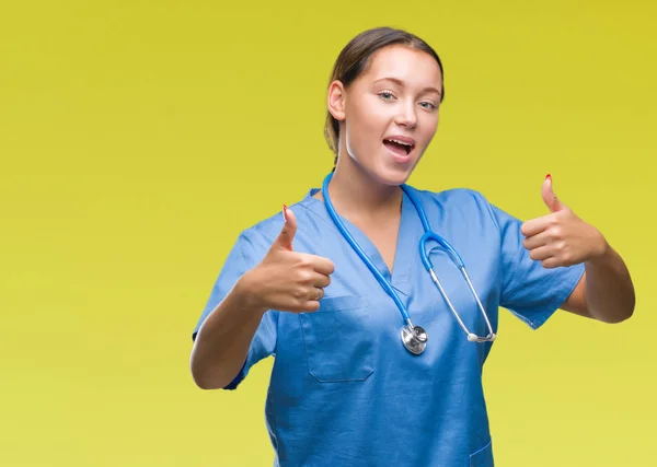 Unga Kaukasiska Läkare Kvinna Bär Medicinsk Uniform Över Isolerade Bakgrund — Stockfoto