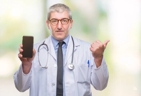 Yakışıklı Kıdemli Doktor Adam Gösteren Ekran Smarpthone Işaret Başparmak Kadar — Stok fotoğraf