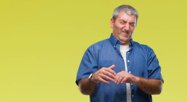 İzole arka plan üzerinde üst düzey yakışıklı tiksinti ifadesi, memnun ve korkulu tiksinti yüz yapıyorsun çünkü nefret tepki. Elleriyle kaldırdı. Sinir bozucu kavramı.