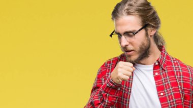 Genç yakışıklı adam uzun saçlı gözlüklü duygu hasta ve soğuk veya bronşit için semptom olarak öksürük izole arka plan üzerinde. Sağlık kavramı.