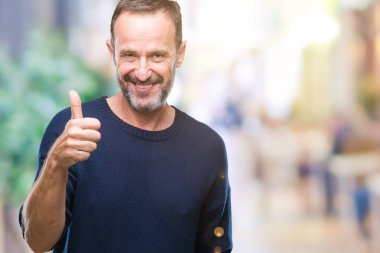 Orta yaş hareketi el ile mutlu yaşasın yapıyor izole arka plan üzerinde ağarmış komuta sizde. Kameraya bakarak başarı gösteren ile ifade onaylama.