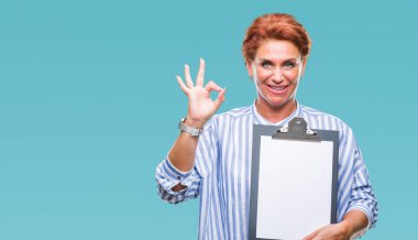 Üst düzey beyaz iş kadın holding Pano parmaklar, mükemmel sembolü ile ok işareti yapıyor izole arka plan üzerinde