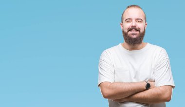 İzole arka plan mutlu yüz ile gülümseyen üzerinde rahat t-shirt giyen genç beyaz hipster adam kameraya seyir silah geçti. Olumlu bir kişi.