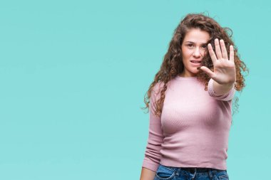 Güzel esmer kıvırcık saçlı Genç kız Dur yapıyor izole arka plan üzerinde pembe kazak giyen elin avuç ile şarkı. Negatif ve ciddi bir jest yüz ifadesiyle uyarı.