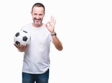 Parmak, mükemmel sembolü ile ok işareti yapıyor izole arka plan üzerinde futbol futbol topu tutan orta yaş ağarmış komuta sizde