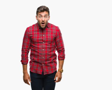 Genç yakışıklı adam korkuyor ve şok sürpriz ifade ile izole arka plan üzerinde korku ve yüz heyecanlı.