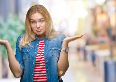 İzole arka plan clueless ve şaşkın bir ifadeyle kollar ve eller kaldırdı Genç beyaz kadın. Şüphe kavramı.