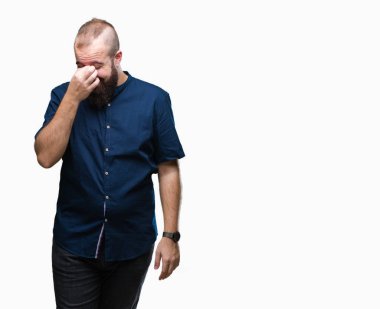 Genç beyaz hipster adam izole arka burun ve göz yorgunluğu ve baş ağrısı duygu sürtünme yorgun. Stres ve hayal kırıklığı kavramı.