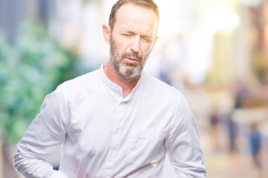 Orta yaş ağarmış üst düzey adam izole mide üzerinde el ile arka plan çünkü hazımsızlık, ağrılı hastalık hasta hissediyor. Ağrısı kavramı.