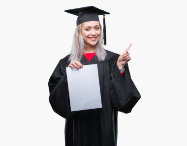 Derecesi izole arka plan üzerinde çok el ve parmak ile tarafına işaret mutlu tutarak yüksek lisans üniforma giyen genç sarışın kadın