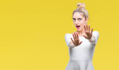 Şokta bağırarak izole arka plan korkuyor ve dehşet korku ifade dur hareketi el ile ile genç güzel sarışın ve mavi gözlü kadın. Panik kavramı.