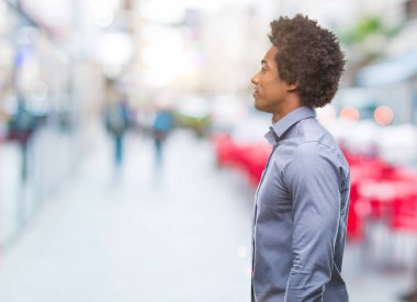 İzole arka tarafına, seyir üzerinde Afro Amerikalı adam sakin ol kendine güvenen gülümseme ile doğal yüz pozuyla profili.