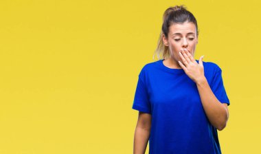 Esneme t-shirt izole arka plan üzerine sıkılmış rahat mavi giyen genç güzel kadın kapsayan ağız el ile yorgun. Restless ve uyku hali.