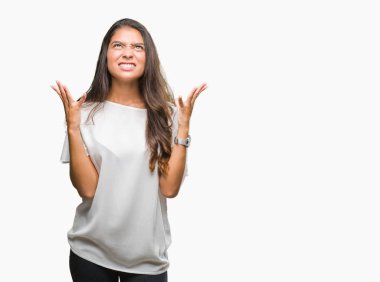 İzole arka plan çılgın ve kızgın bağırarak ve agresif ifade ve kaldırdı silah bağırmayı güzel Arap kadın. Hayal kırıklığı kavramı.