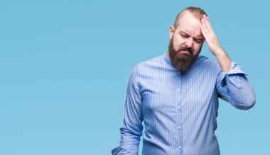 Genç beyaz hipster adam çünkü umutsuz ve stresli baş ağrısı acı izole arka plan üzerinde ağrı ve migren. Ellerini kafasına.