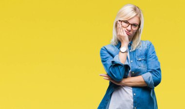 Seyir yorgun ve bıkkın ile depresyon sorun Çapraz kollar ile izole arka plan düşünme üzerinde gözlük takan genç güzel sarışın kadın.