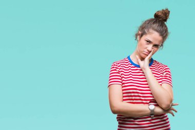 Casual göz izole arka plan düşünme seyir giyen güzel esmer kıvırcık saçlı Genç kız yorgun ve sıkılmış çapraz silah depresyon sorunları ile.