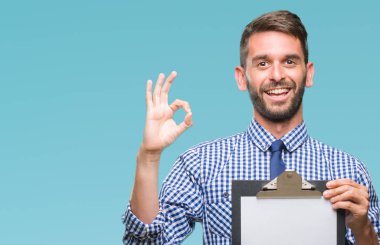 Genç yakışıklı iş adamı holding Pano parmaklar, mükemmel sembolü ile ok işareti yapıyor izole arka plan üzerinde