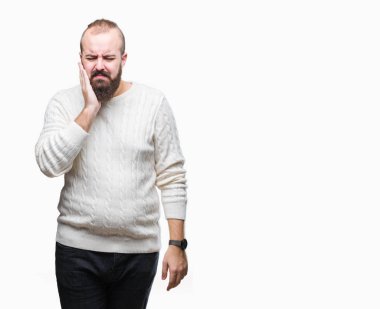 Diş ağrısı veya dişlerde dişlerle ilgili hastalık nedeniyle ağız acı ifadesi ile el ile dokunmak izole arka plan üzerinde kış kazak giyen genç beyaz hipster adam. Diş hekimi kavramı.