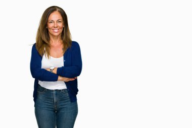 İzole arka plan mutlu yüz çapraz silah kameraya bakarak ile gülümseyen güzel orta yaş rahat yetişkin kadın. Olumlu bir kişi.