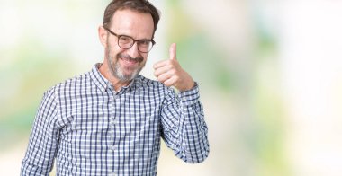 Hareketi el ile mutlu yaşasın yapıyor izole arka plan üzerinde gözlük takan yakışıklı orta yaş zarif komuta sizde. Başarı gösteren kameraya bakarak ifade onaylama.