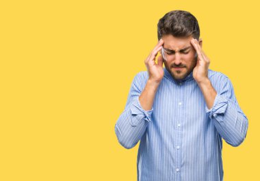 Çünkü genç yakışıklı adam arka plan baş baş ağrısı için el ile izole stres. Migren muzdarip.
