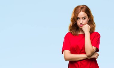 İzole arka plan düşünme seyir üzerinde genç güzel kadın yorgun ve sıkılmış çapraz silah depresyon sorunları ile.