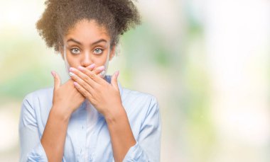 Genç afro Amerikan kadın izole arka plan ağız hata için elleriyle kapsayan şok yüzünden. Gizli kavramı.