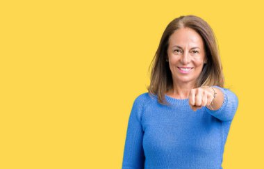 Orta yaş üzerinde kış kazak giyen güzel kadın arka plan kum yumruk dövüşü, saldırgan ve kızgın saldırı, tehdit ve şiddet izole